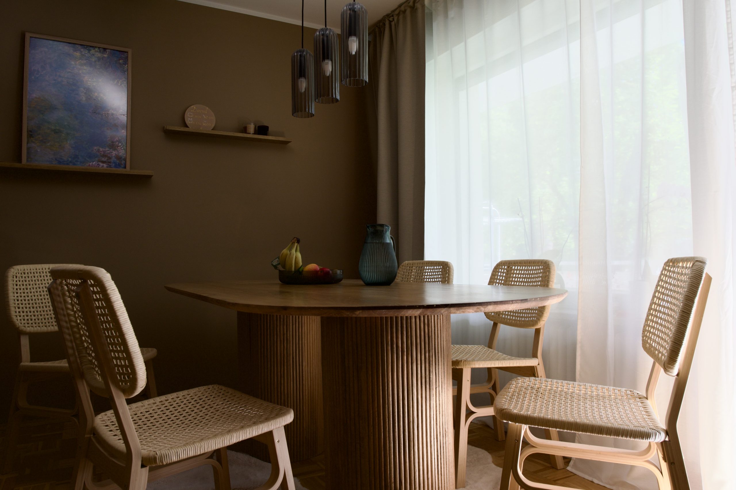 Essbereich aus Mangoholztisch oval und Holszstühlen skandi vom IKEA