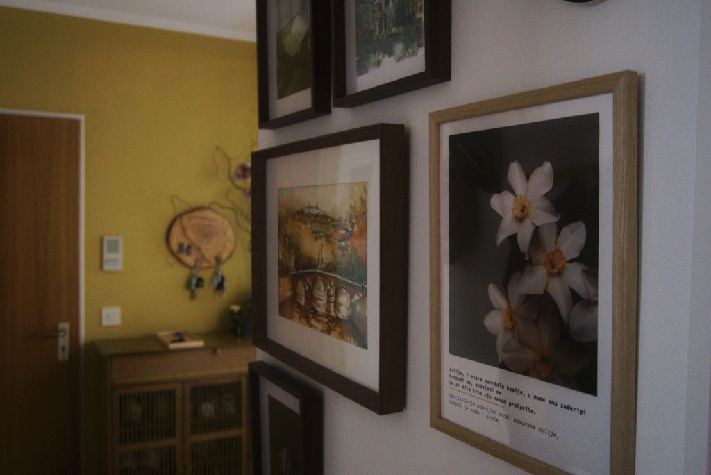 Wandgestaltung im Flur mit Bildern
