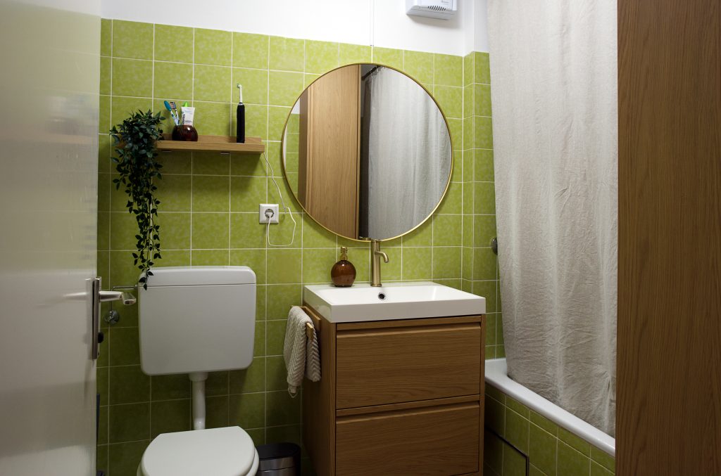 70er Jahre Badezimmer aufwerten mit viel Holz, Naturmaterialien und modernen Armaturen."