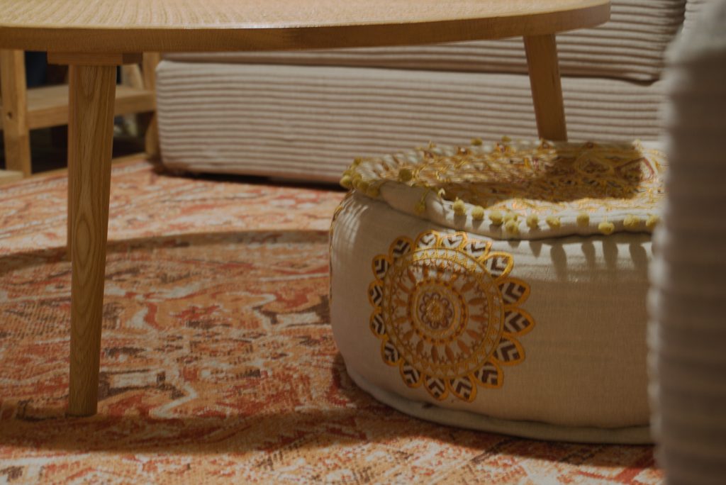 Wohnzimmertisch und marrokanisches Pouf