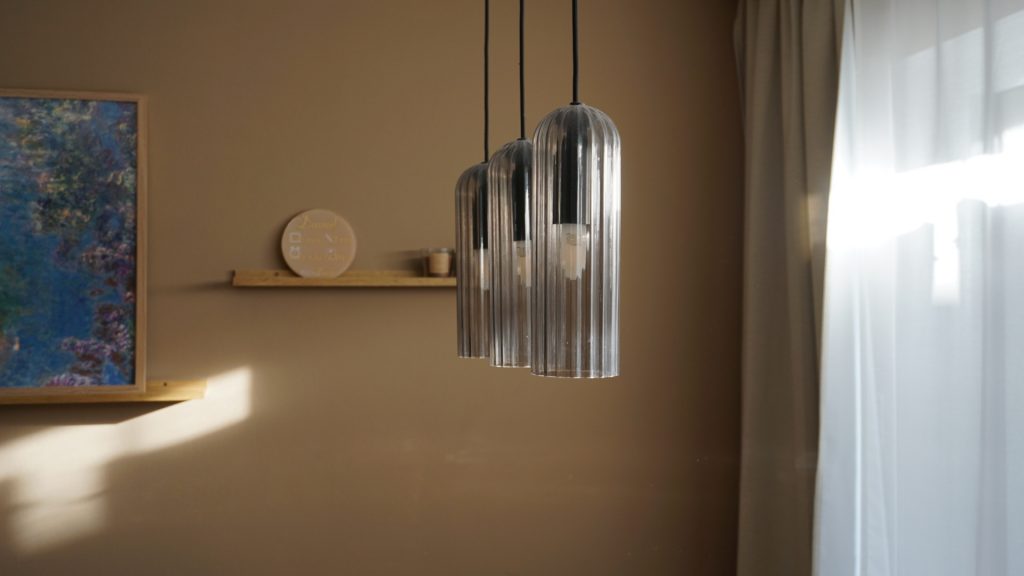 Pendelleuchten über dem Esstisch in schwarzem Glas