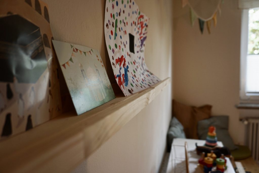 IKEA Bilderleiste im Kinderzimmer, für selbstgemalte Kinderbilder