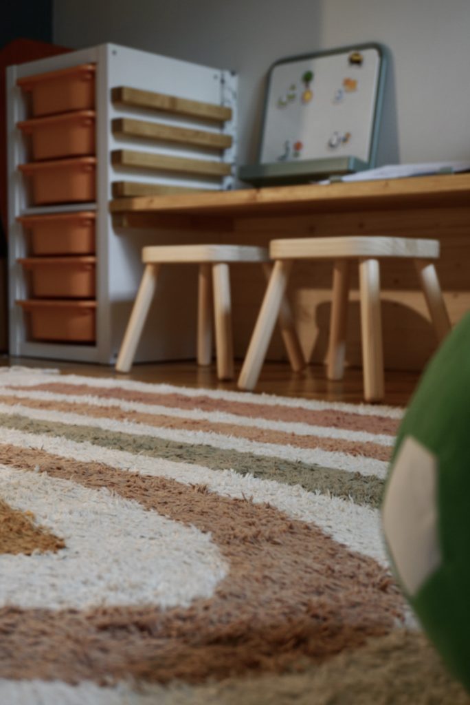 Modernes Kinderzimmer für einen Zweijährigen mit DIY-Kallax und weichem, maschinenwaschbaren, Baumwolle Spielteppich