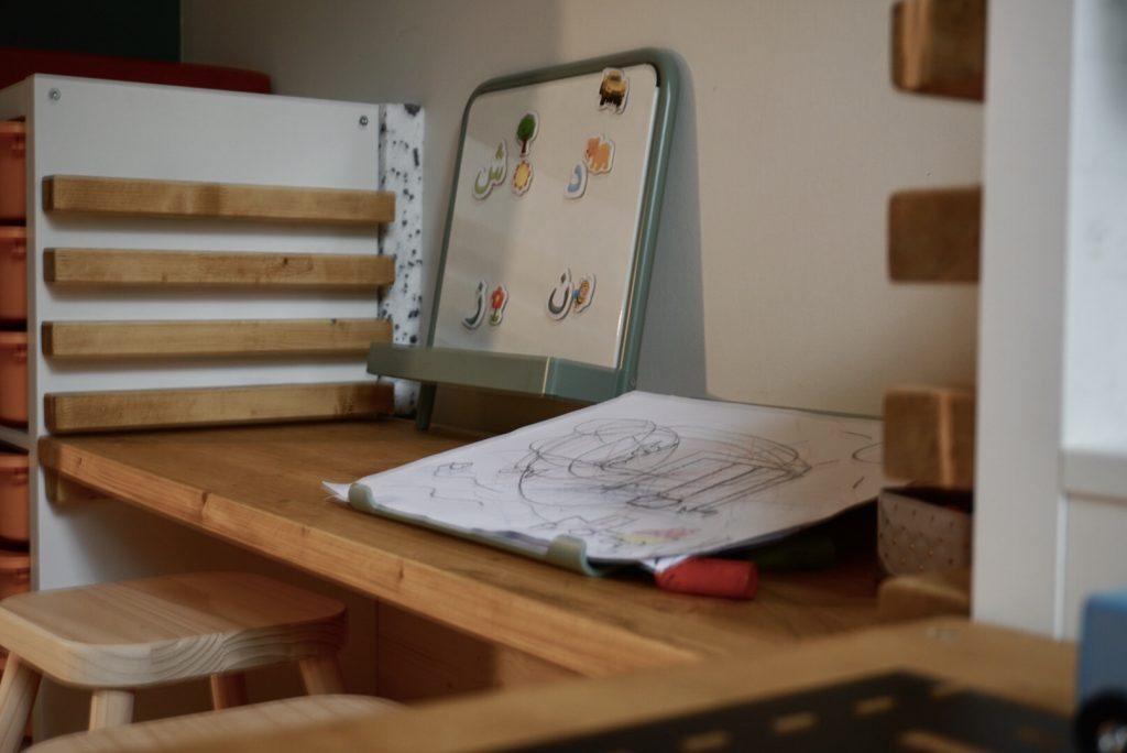 Nahaufnahme des höhenverstellbaren Schreibtisches  des DIY-Kallax im Kinderzimmer