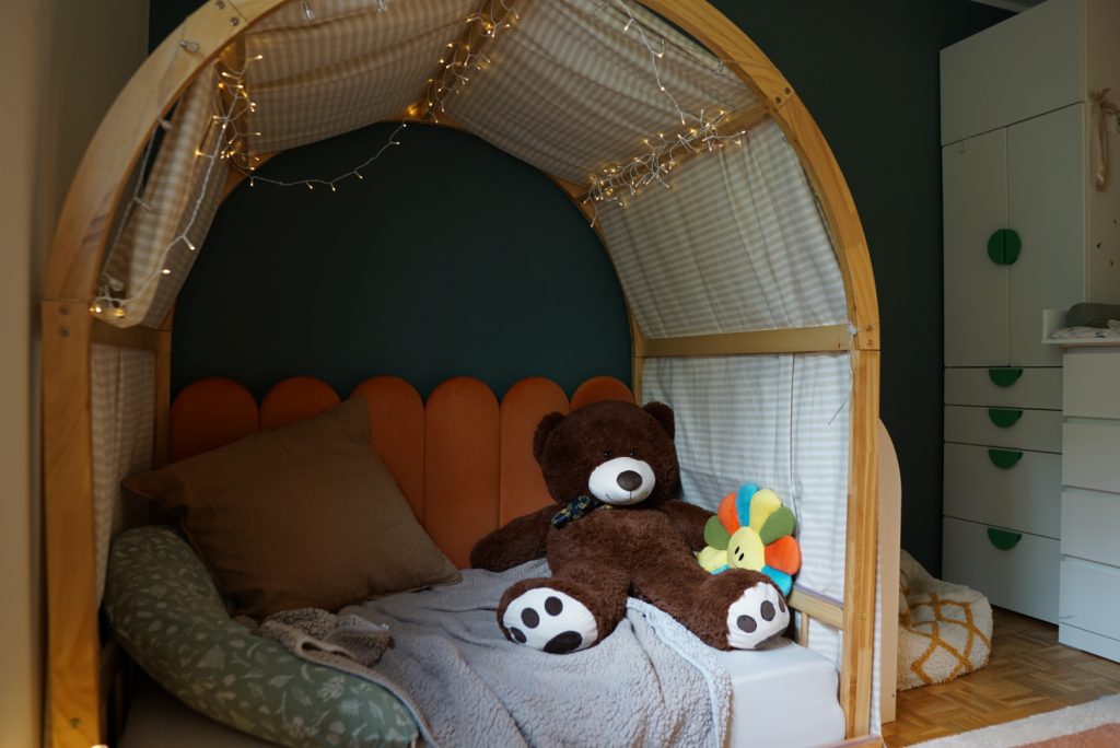 Bodentiefes Montessori-Bett in einem Kinderzimmer mit blau-orange Farbkonzept von Selimovic Interior Design