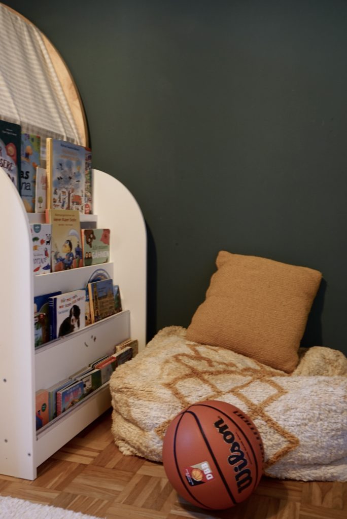 Montessori Bücherregal für Kleinkinder und gemütliches Sitzkissen als Leseecke