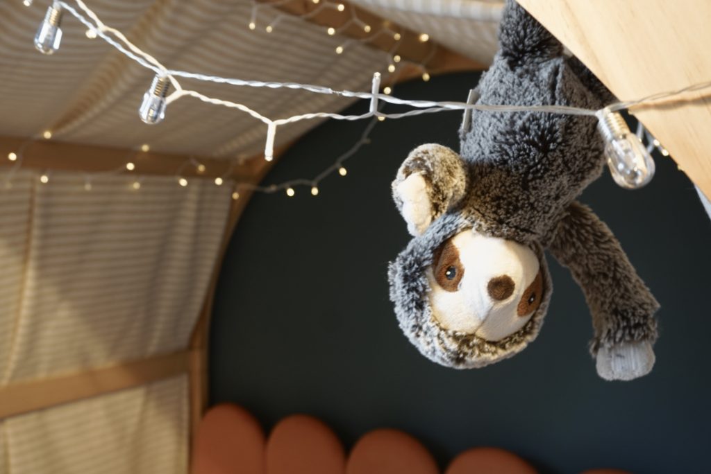 Süßes Kuscheltier im Kinderzimmer