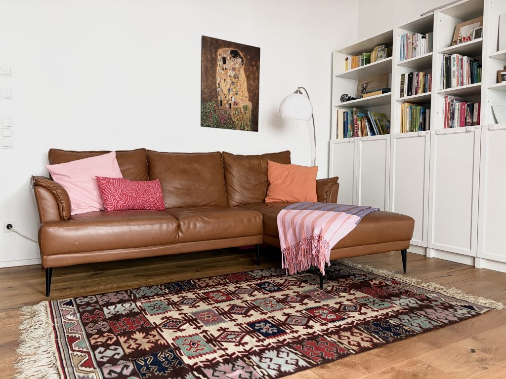 Balkan Kelim im modernen Wohnzimmer eingerichtet
