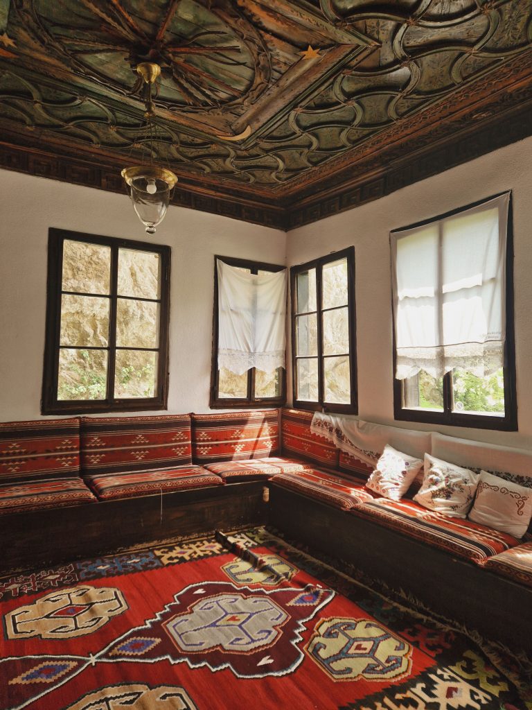 Bosnischer Kilim im traditionellen bosnischen Haus und Einrichtung