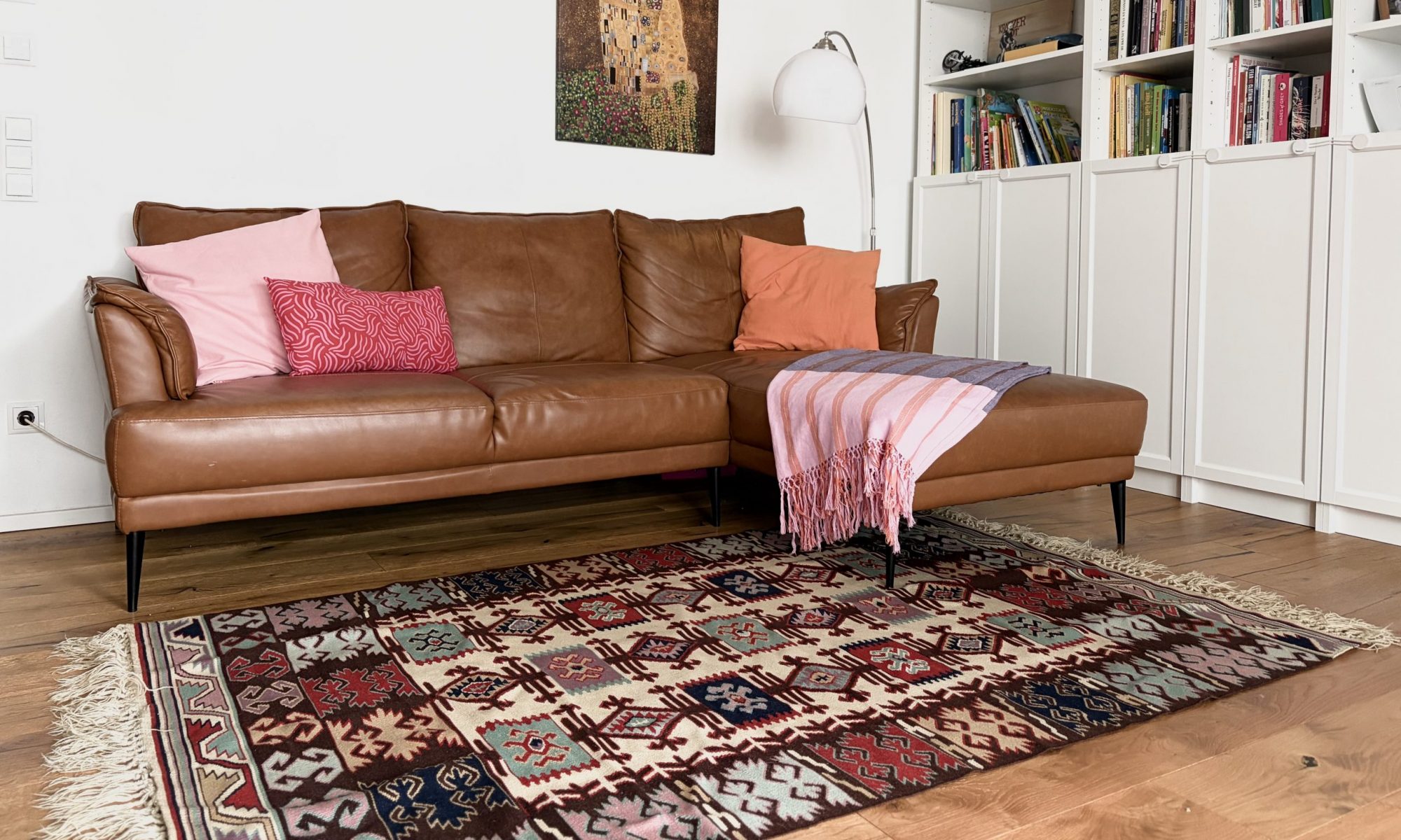 Balkan Kelim im modernen Wohnzimmer eingerichtet