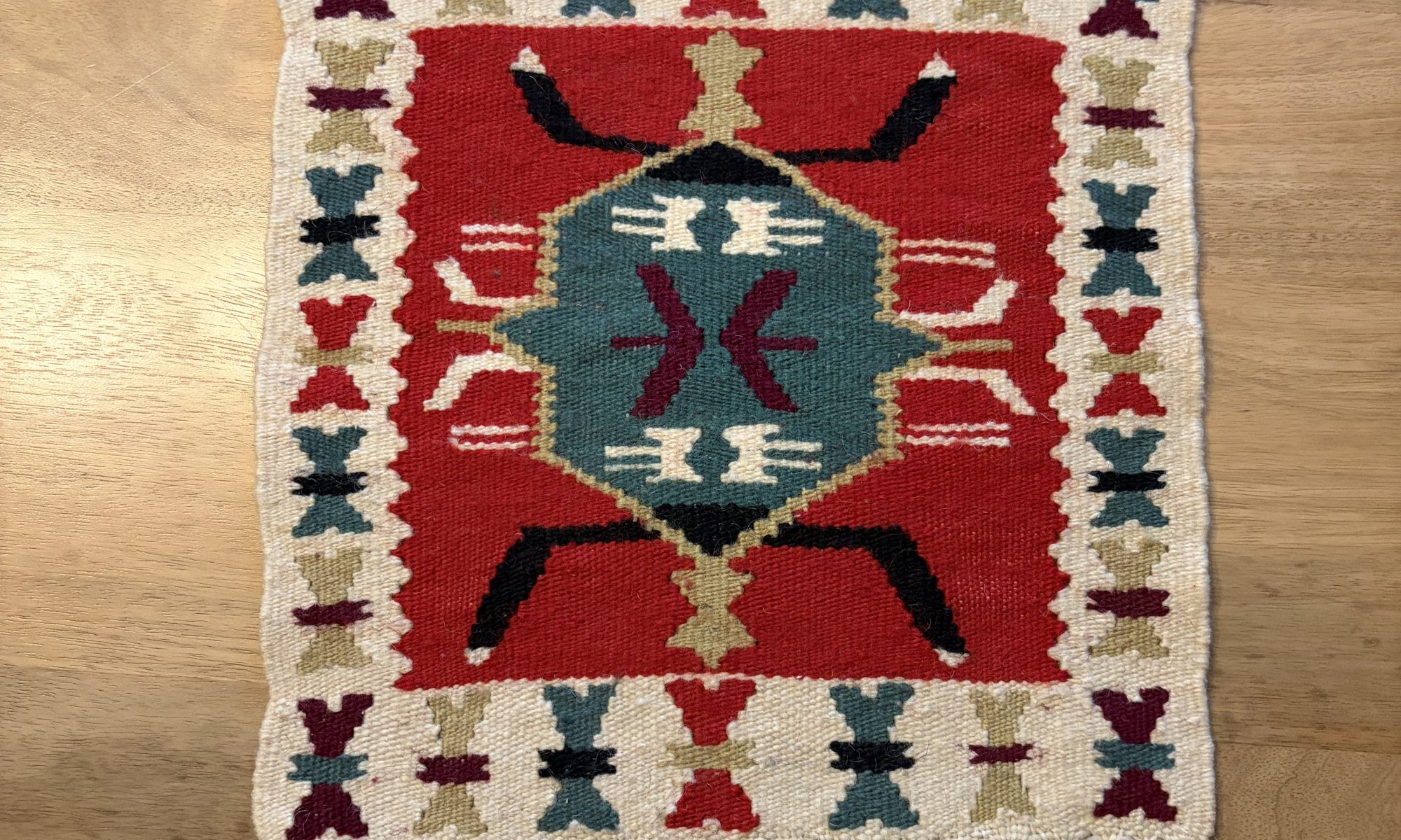 hangewebter balkan woll mini kelim in rot als mug rug