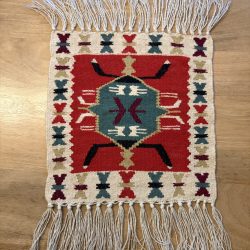 hangewebter balkan woll mini kelim in rot als mug rug